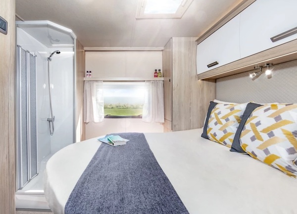 Auto Trail F74 - Fixed Bed 