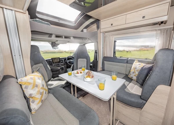 Auto Trail F74 dinning 