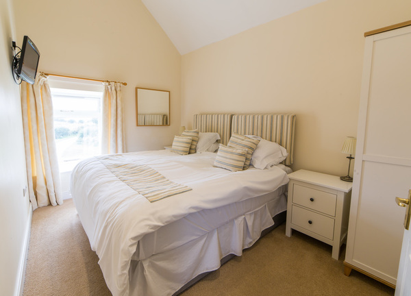 Bowes Barn master bedroom. The bedroom can be arranged as a king or twin room to suit your needs